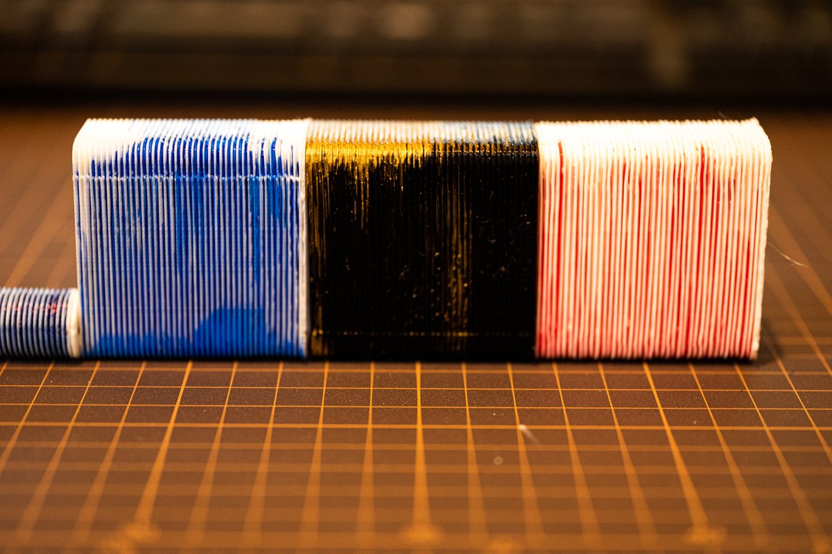 Kj Making 毛細管現象が起きるぐらい緻密な造形を3dプリントしてインクを染み込ませるとどうなるか を実験 表面はフィラメント色そのままで 一段深くなった箇所に色を付けることが出来た これなら磨くことなく模様が作れる 積層の具合やインクの入れ方