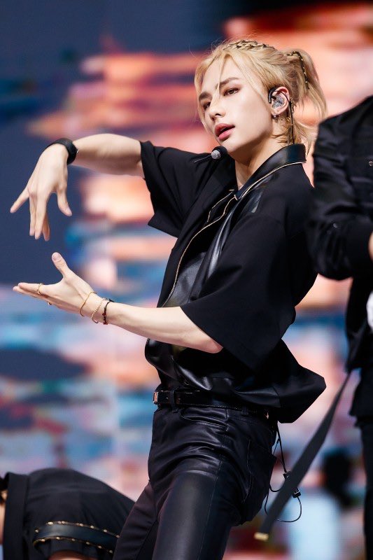 Stray Kidsのヒョンジンくんの金髪ハーフアップがたまらなく美しい