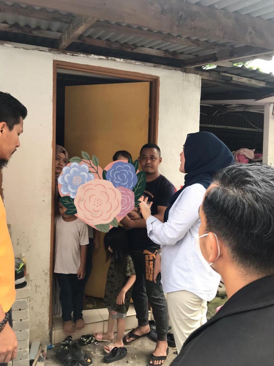 wanitamuda_my's tweet photo. 28hb Jun 2020, Ahad

Ketua Wanita Muda Negara, Puan @AinieHaziqa  turun ke lapangan hari ini untuk memberi sumbangan kepada keluarga yang memerlukan di sekitar kawasan PPR Seri Semarak. Terima kasih, Puan!

#WanitaMudaNegara
#WanitaMudaKerja

https://t.co/qeJ853rCpH https://t.co/nAvvdwM4QW