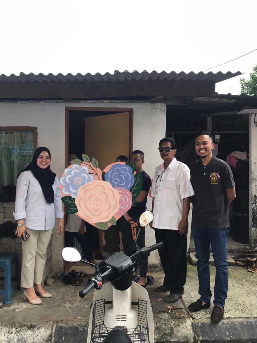 wanitamuda_my's tweet photo. 28hb Jun 2020, Ahad

Ketua Wanita Muda Negara, Puan @AinieHaziqa  turun ke lapangan hari ini untuk memberi sumbangan kepada keluarga yang memerlukan di sekitar kawasan PPR Seri Semarak. Terima kasih, Puan!

#WanitaMudaNegara
#WanitaMudaKerja

https://t.co/qeJ853rCpH https://t.co/nAvvdwM4QW