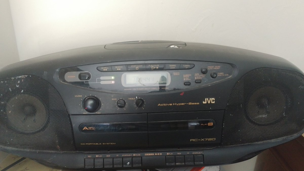 ClaireTrelfa's tweet photo. @DrLindaDykes And here is mine a gift for finishing my undergrad degree! I am still using it fab sound and all still works. Provides background sound for working on my phd today 😊 https://t.co/VCl7nsMi8i