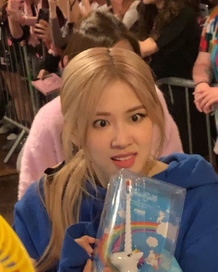 mantrasheis's tweet photo. #WeLoveYouRosé
#StayWellRosie
#ROSÉ Roséanne Park I become more and more crazy with you every single day https://t.co/RCs0qGUxKG