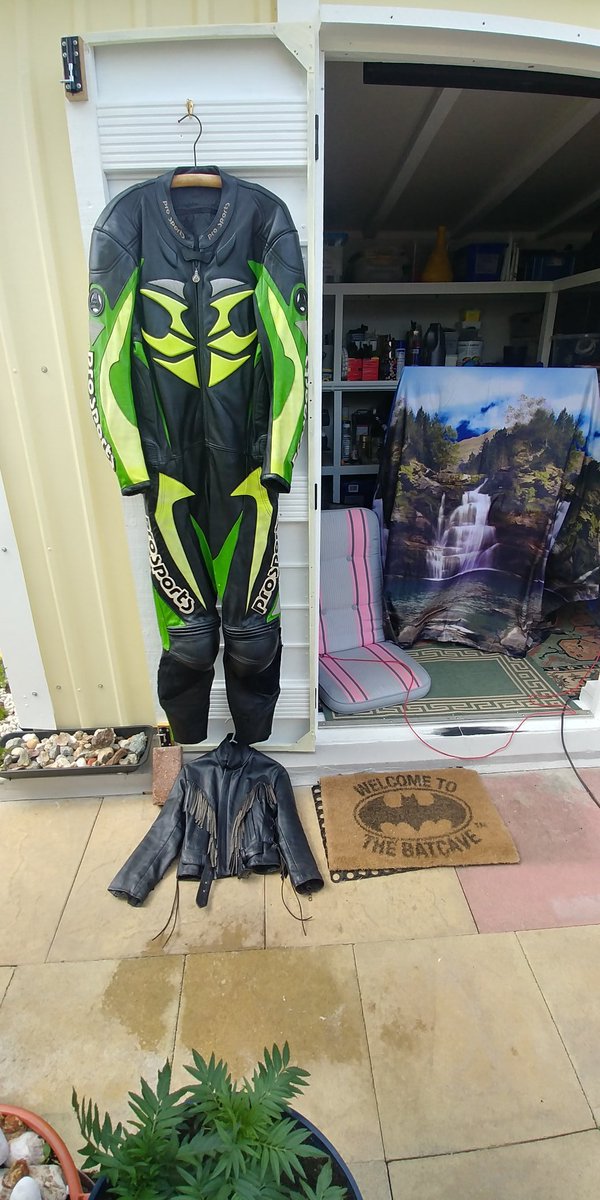 cadders7's tweet photo. On afternoons like these .
Heres a little story for ya .
Once upon a time .
I was the fastest ever bat bloke
Ever
On 2 wheels .
End of .
And i lived happy ever after .
👍👊👊✊✊✊💪😉😅😅
#happymemories
#fastasf@@k
#copscouldntcatchme
#leatherscleaned
#nevertobewornagain https://t.co/I5owWMG1LZ