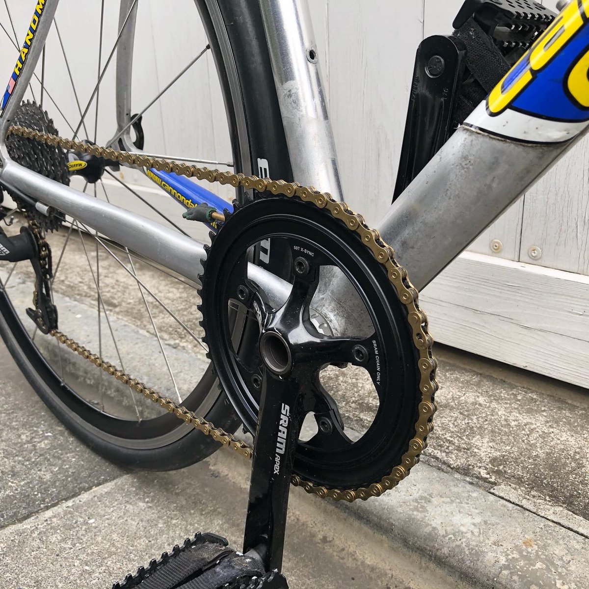 yamaguchi3153's tweet photo. 最後にチェーンをゴールドにしてチャリンコ完成!
サドルはconcorのスウェード。
使い込まれたスウェードのシートってかっこいい。
キャリアに載ってるのは最低限の工具と予備のチューブ。
フロントのチェーンリングは1枚でリアは9段。
#zerostudio
#Cannondale
#AEROSPORKE
#THICKSLICK https://t.co/Nmw4c6FdIv
