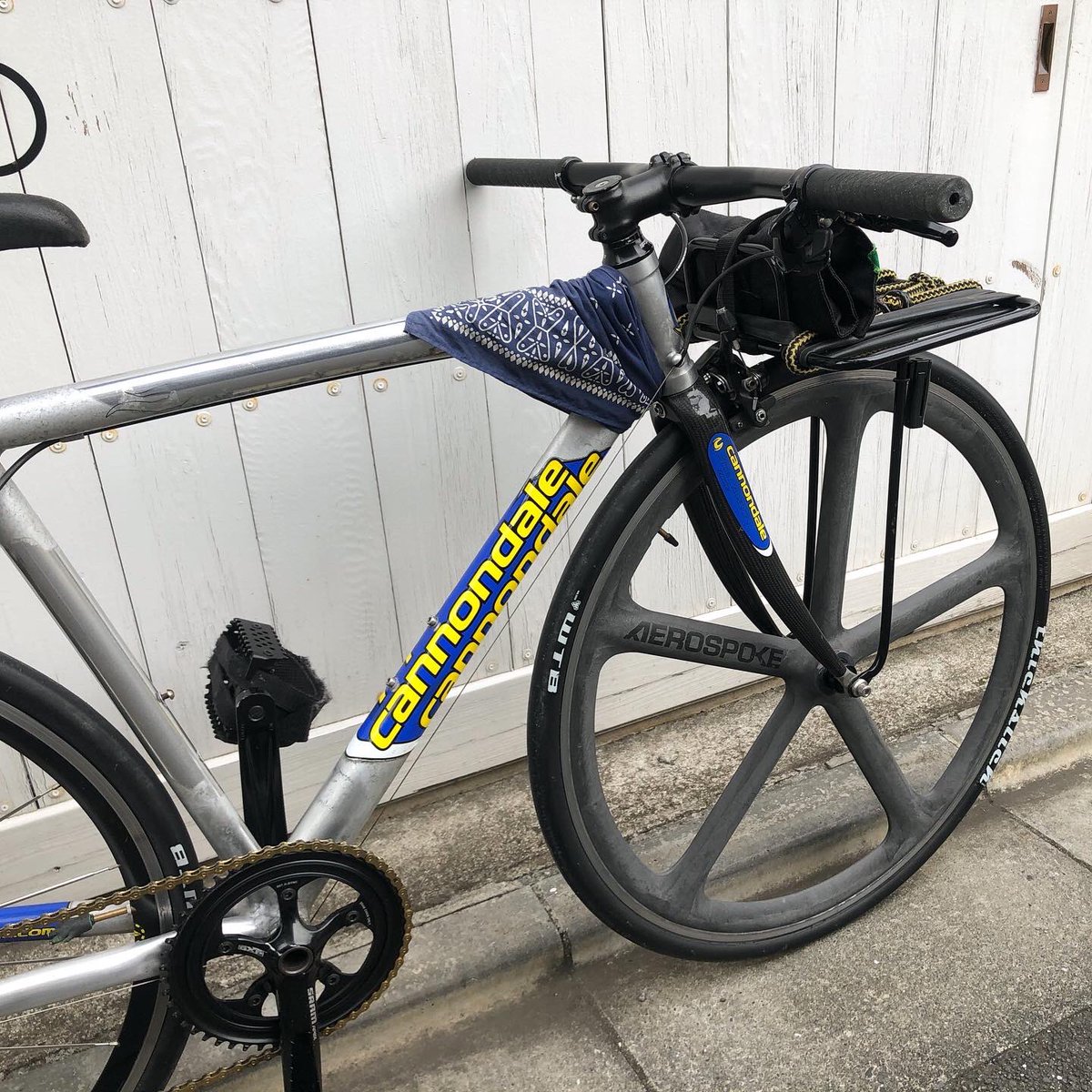 yamaguchi3153's tweet photo. リアのタイヤもサイズを28Cにしてフレームとのクリアランスはギリギリ。
1mmないくらいか?
フロントのキャリアもステイを曲げてギリまで下げる!
その辺はなるべくギリがいい。
あとはフレームを綺麗にしようかな。
#zerostudio
#Cannondale
#AEROSPORKE
#エアロスポーク
#THICKSLICK
#concor https://t.co/7sbmTtAlxO