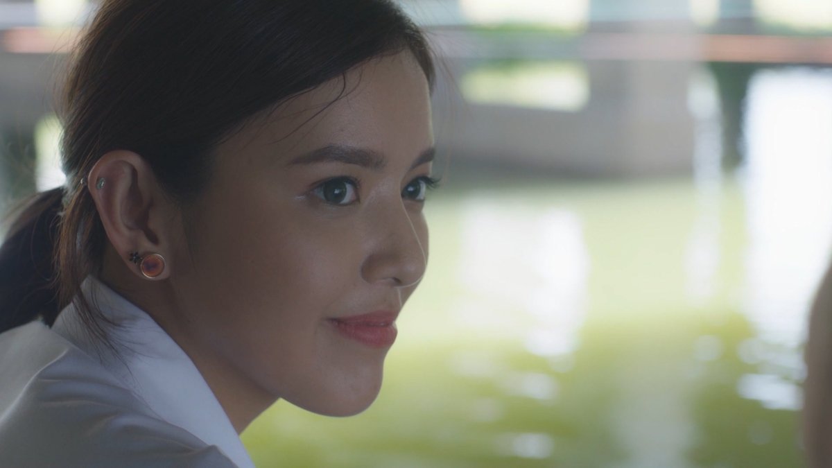 GMMTV's tweet photo. ถ้าพี่ไม่โดนไล่ออก พี่ก็คงไม่ได้เจอวิว...
#หอนี้ชะนีแจ่มEP17 #ยามหล่อบอกต่อว่ารัก
#GMMTV #GMM25 @im_ggigie https://t.co/TU9CsLF4jU