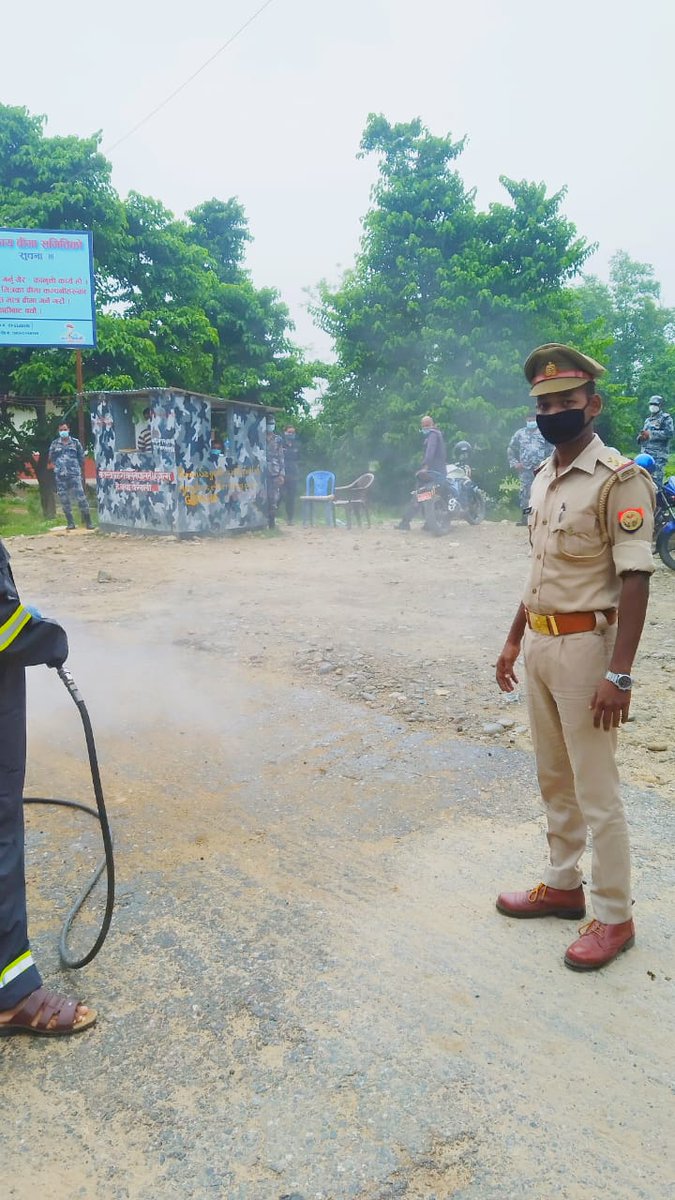 PranshuAvasthi's tweet photo. Sanatization @ Bharat Nepal border.(@Lakhimpur)
Team leader: FSSO Yogesh Verma
#Team2486
@fireserviceup
@Uppolice
@lakhimpurpolice
@digrangelkw
@Igrangelucknow
@DmKheri
@FssoAshishVerma
@KumarYoursk10
#CORONAWORRIOR
PC:- LFM Radhey shyam pal https://t.co/1vlNSPIPkm