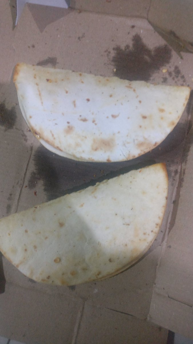 Bbhavikdonga's tweet photo. @dominos_india  so this is zero contact delivery,it literally has zero contact with hand or oven it seems.#COVID19 
#foodies https://t.co/7MEvXK1KXb