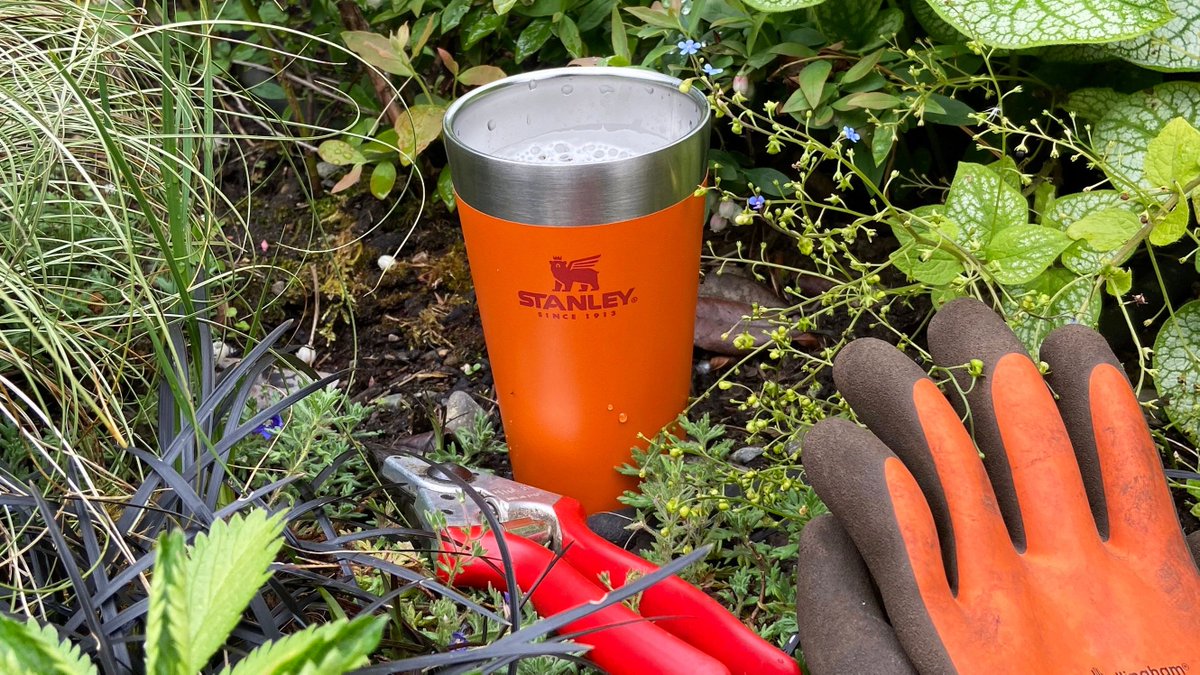 TheStanley1913's tweet photo. Why yes, we DO have the perfect cup to match your gardening gloves. #stanleyness
Built for #Backyards #BuiltforLife https://t.co/INcXIXt4PR
