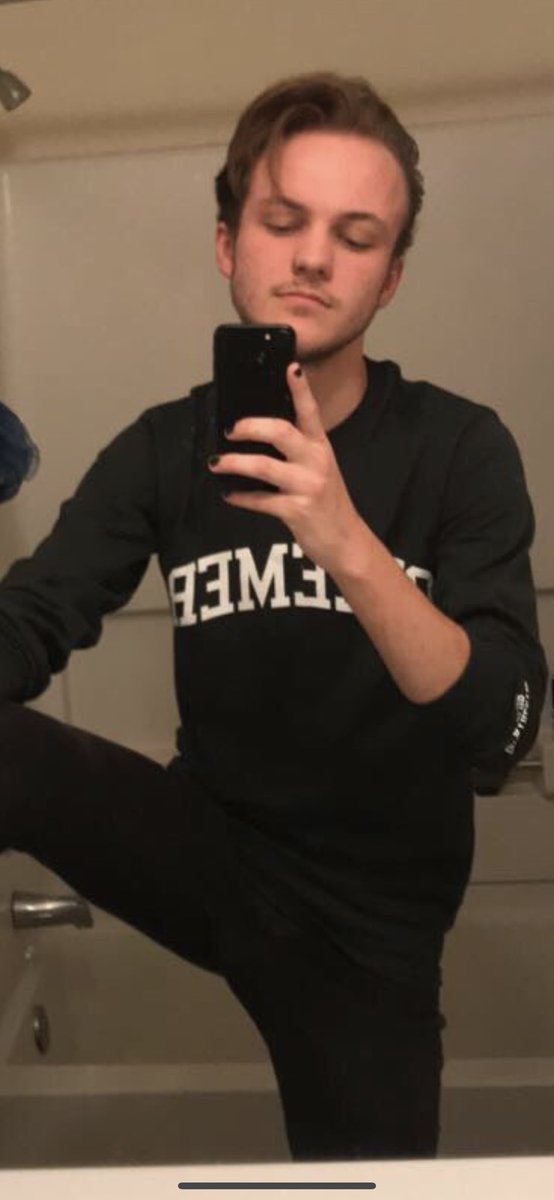 ds399d's tweet photo. @bovquet I was actually encouraging you as a fellow queer to be nicer. I could’ve talked about your big ass head, squid ward nose, your outdated phone, chipped nails and the fact that you’re from TENNESSEE. but I didn’t, run along clown https://t.co/SrlJsLXKoq