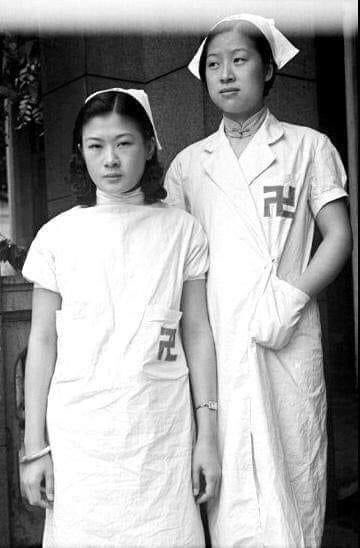 ممرضتان من ال
red swastika a society وهوالمعادل الصيني للصليب الأحمرفي الثلاثينات
السواستيكا أو(الصليب المعقوف)كلمة مشتقة من السنسيكريتية(لغة هندية قديمة)وتعني الكائن المحظوظ أوالميمون
وكان الشعارمستخدماعلى نحو واسع في أنحاء العالم ولكن توقف بسبب استخدام النازية له وارتباطه بها..