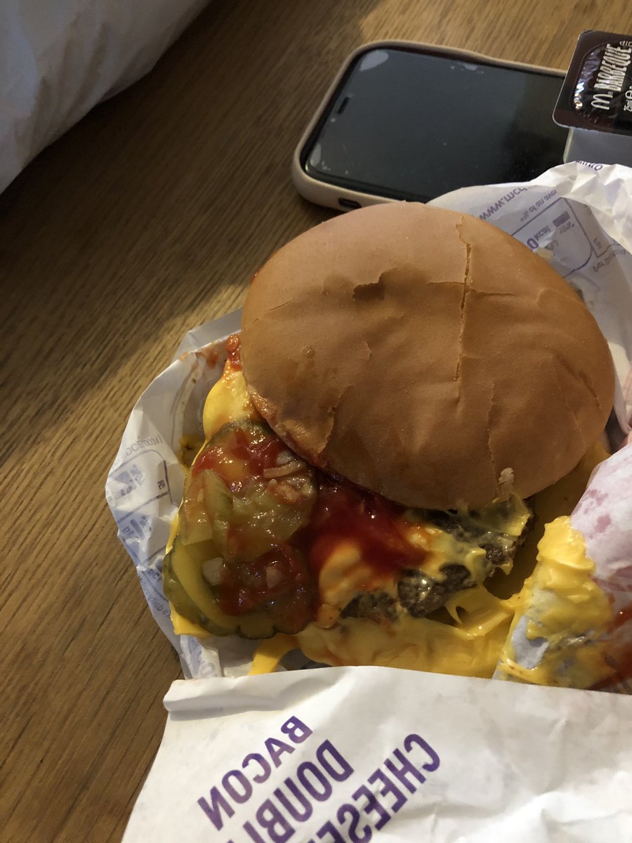 Billy_813's tweet photo. Thanks @McDonalds Gloucester.. Your latest creation looks like roadkill.. #drivethroughvictim #roadkill #zerofucksgiven #lasttime #offtokfc https://t.co/mJgR40K99x