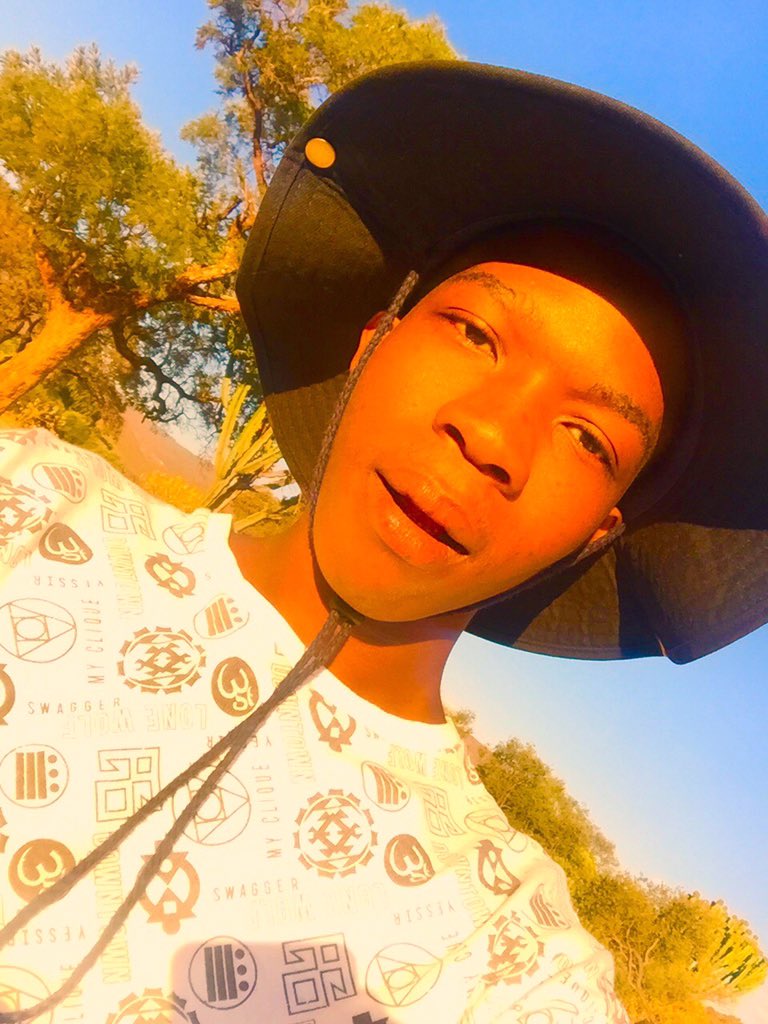 shaunteledi's tweet photo. #RumaniMustFall
@RealMrumaDrive before you fall kopa ong add go Rajah spice https://t.co/k8VX5Edn9J