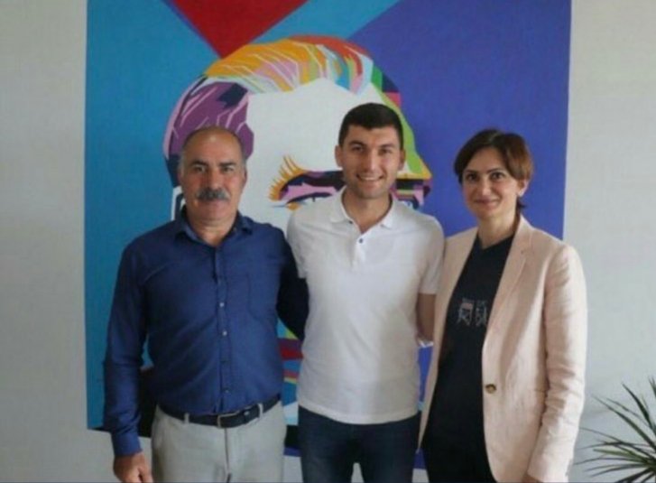 Atasına bunu yapanlar bize neler yapmaz bir düşünün?!
#LGBTFaaliyetleriDurdurulsun