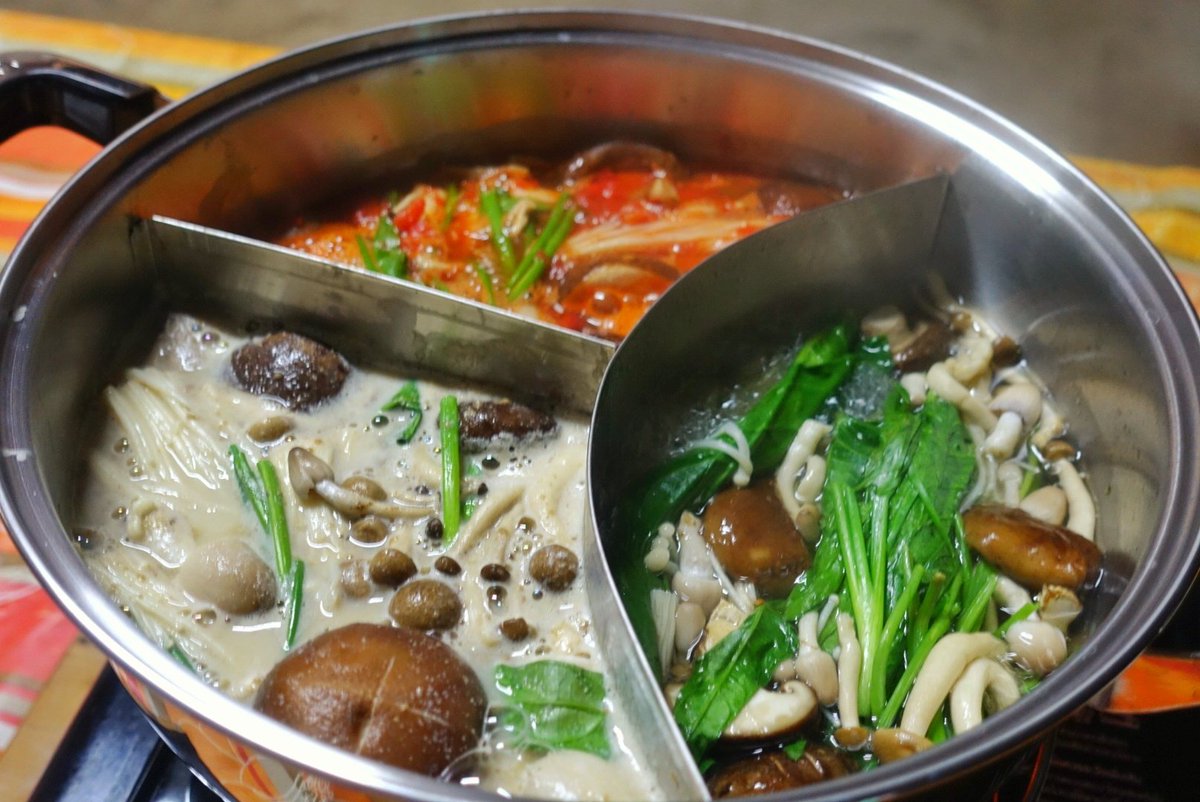 goodforsoul16's tweet image. เคยลงสูตรซุปหม้อไฟนมถั่วเหลืองกับงาไปแน้ว รอบนี้ทำหม้อไฟมะเขือเทศด้วย อร่อยมากกกก ง่ายมาก
หัวน้ำซุป
1.ผัดกระเทียมสับ 2 ช้อนชา, ขิงฝานบางๆ 3-4 ชิ้น, หัวหอมสับ 1/2 หัว ให้หอม 
2.ใส่อบเชย 1 ก้าน, กานพลู 2 ดอก, โป๊ยกั๊ก 1 ดอก ลงไปผัดให้กลิ่นออก
3.ใส่มะเขือเทศปั่น 1กก. ต้มให้งวด