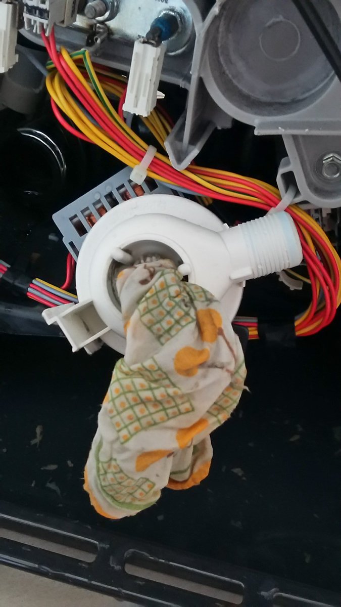 Heldinnentat des Monats: Taschentuch aus der Waschmaschinen-Pumpe gefisch und hinterher alle Anschlüsse wieder dicht gekriegt. Na, @GreatTroudini, da staunste, wa? Ich und mein Werkzeugkasten ...