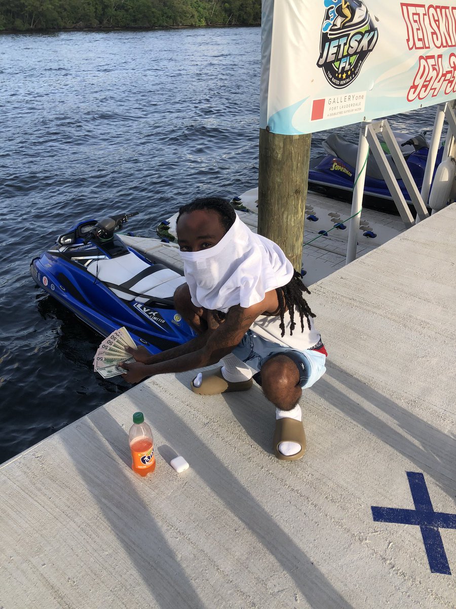 _Queez's tweet image. They Say Tha Asses My Brothers I’m Like Where They Go...🤷🏽‍♂️ #BallingFor9 #StackItUpForMier #OutMiamiWeOnJetSkis