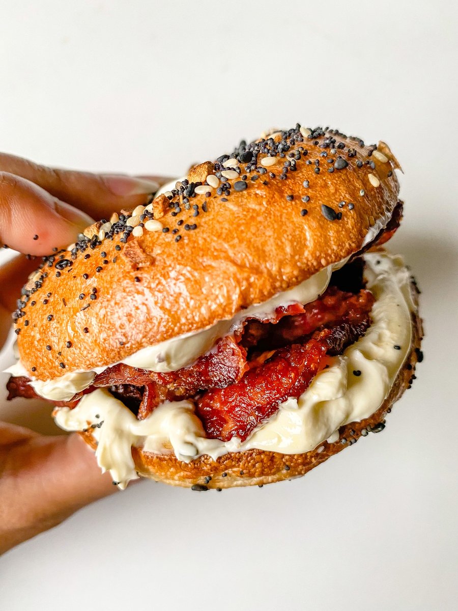 RaTHeR_Un1QuE's tweet image. Love everything bagels 🥯💛 RT @feed_the_malik: Homemade #sourdough everything bagels, turkey bacon, cream cheese. All I need this Sunday. #justkeepbaking