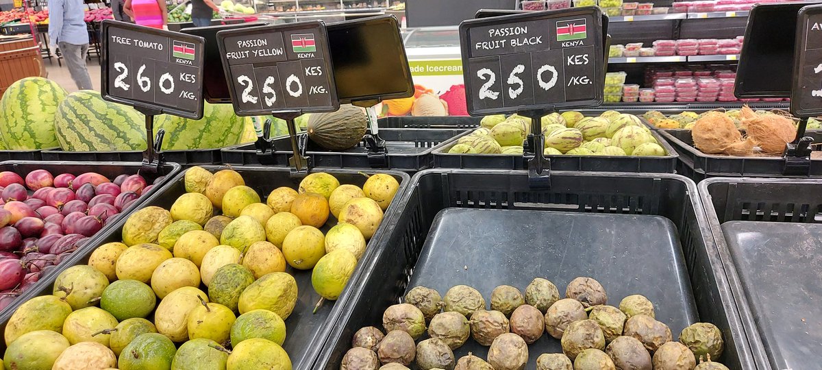 Random prices..

Tomatoes            115/= per kg
Onions                   155/= per kg
Purple passion     250/= per kg
Garlic   whopping 575/= per kg 😡😡

#KOTLoyals #covid19kenya #Kenya