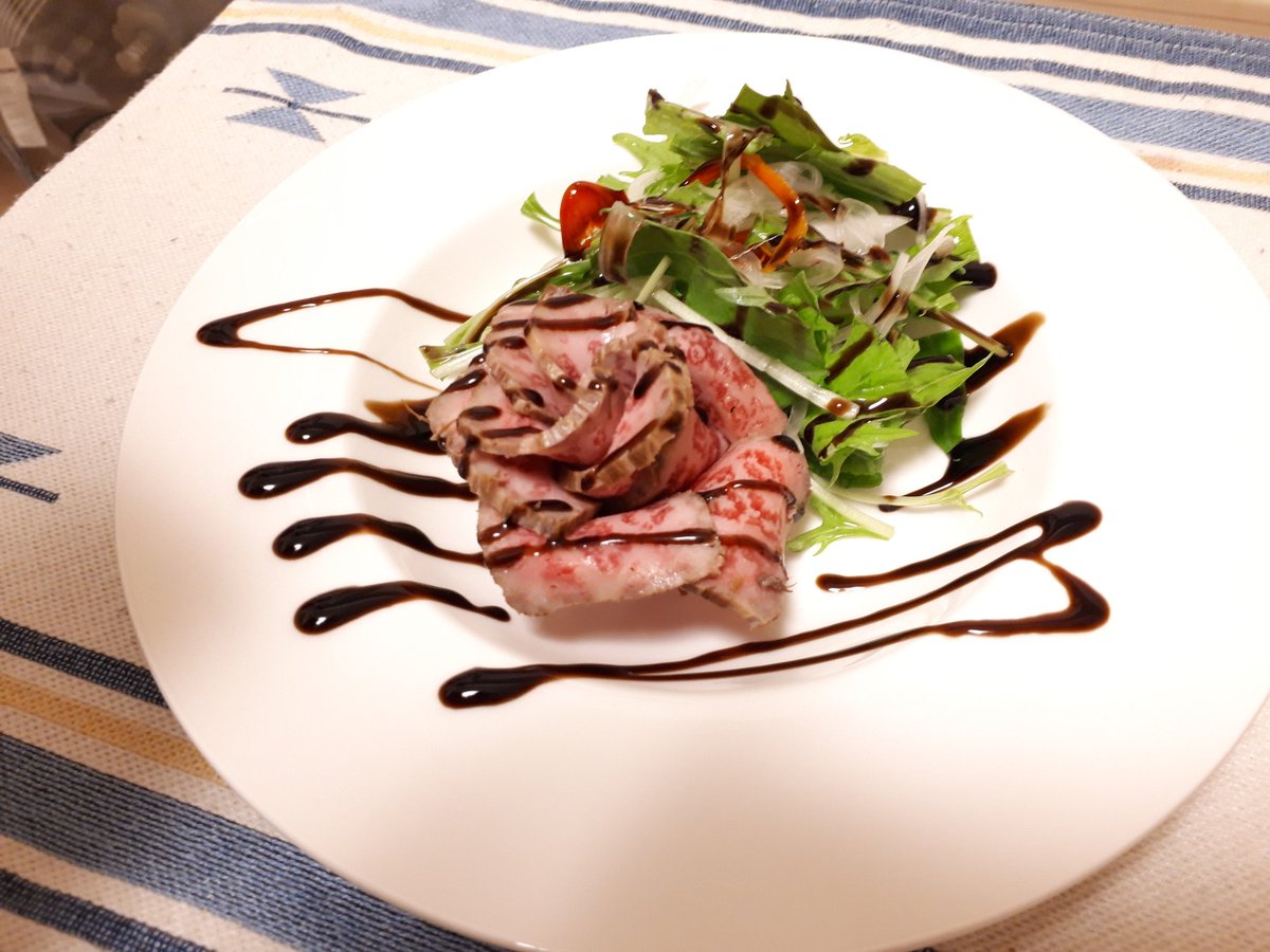 ジアスセンター南 Twitterissa 肉の日企画 今月は牛肉の タリアータ を紹介 本場では お肉 葉物の野菜 チーズ等をバルサミコソースで頂きます 花のように盛り付けて 母にカーネーション代わりに送ると 花はいいから彼女の一人でも紹介しろ と強烈な