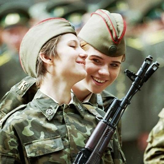 Можно ли девушкам служить. Макияж под камуфляж. Девушки в российской армии. Контрактники в российской армии. Девушки в армии.
