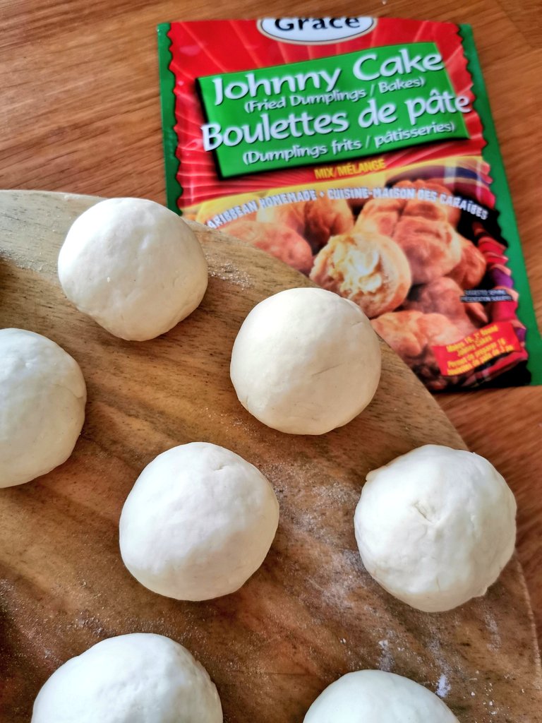 1goatroti's tweet photo. How's this for a simpe breakfast: @GraceFoodsCA Johnny Cakes, fried plantains & eggs. Add milk, knead & fry. Fry plantains to where they look burnt but sweet & sticky inside then sprinkle with kosher salt. Sweet/salty! #CookingWithGraceCA
#CookingWithKids
#EatingInWithGraceCA https://t.co/aRLVZIrwtk