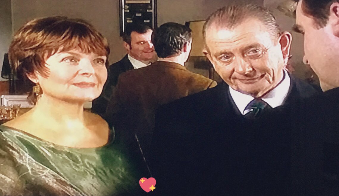 TvHeartbeat's tweet photo. Series 8, episode ‘Taking Sides’. Dr Bolton finds himself in a difficult situation in this episode, but it’s a great guest star moment with #IslaBlair as Elaine Aubrey, who accuses Neil of indecent assault. @michaelsd35 @kaziapelka #DerekFowlds ❤️ https://t.co/UJvPsgxMFL