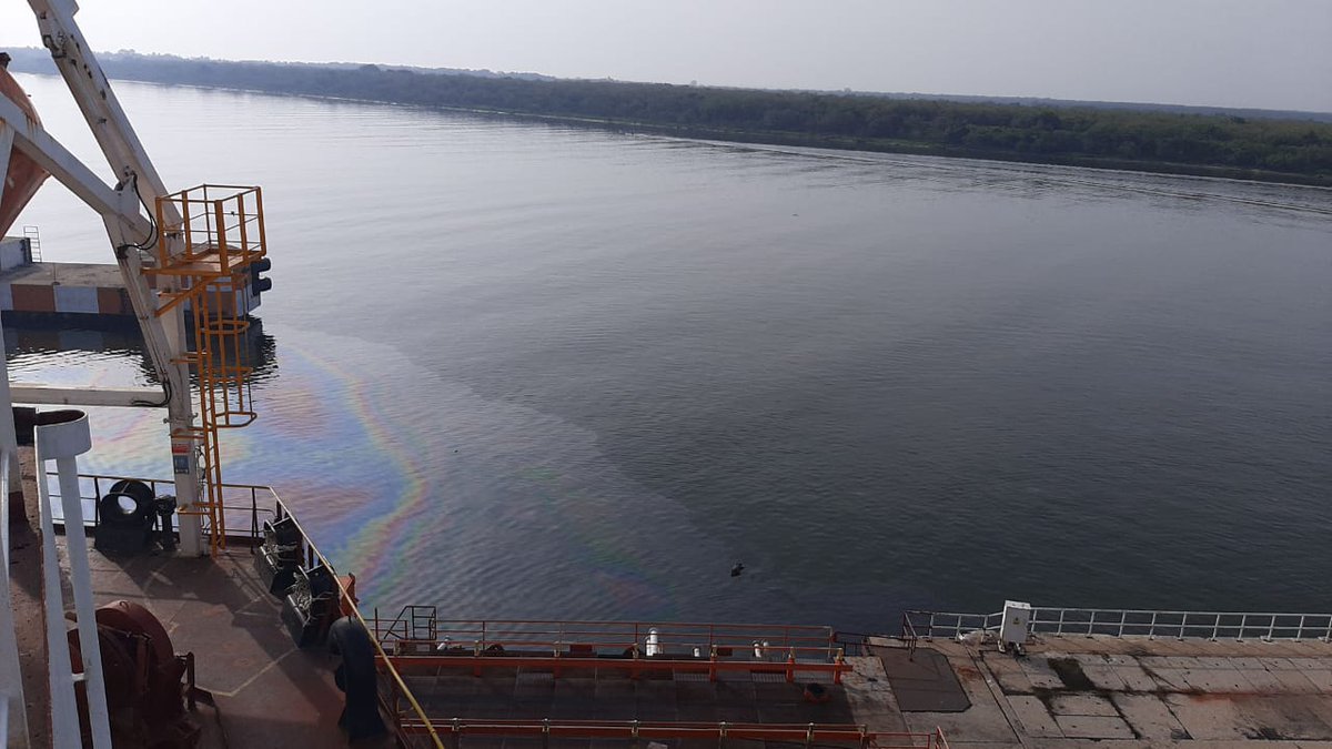 SuttonAxell's tweet photo. Así amanece el #RíoPanuco que desde Veracruz desemboca cerca de la ciudad de Madero, Tamaulipas. Una muestra más de la inconsciencia de empresas como #PEMEX que siguen contaminando más los cuerpos de agua sin consecuencias legales. Una mancha más de aceite en el mantel. https://t.co/rJtxw90uYl