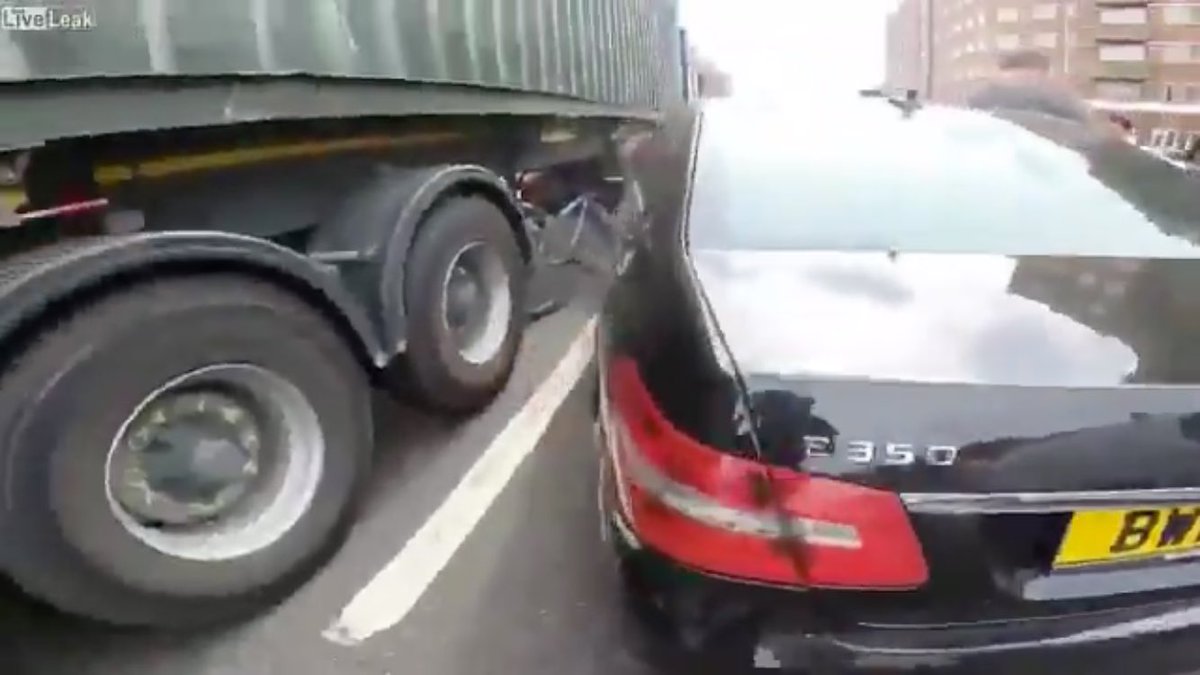 Levaz87's tweet photo. @funkidunc @ClaphamDon @hello2youz @francesca_2010_ @HopkinsBRFC Neither was the car driver.
In stationary traffic. https://t.co/KfwMjfZjGC