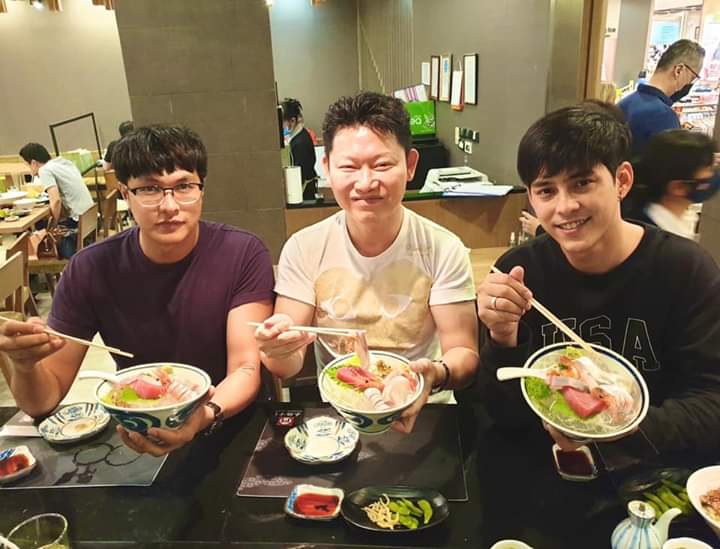 kungkang_17's tweet photo. เห็นแล้วหิวตามเลยค่ะ 🍣😋 
🙏คุณเชงเป็นผู้ใหญ่ที่ใจดีกับน้องเสมอเลยค่ะ
แคปชั่นคุณเชงน่ารัก อ่านแล้วอมยิ้ม 😊
👉https://t.co/uDIBJ8TCn8
#Mariew #มาริวกิ้ว #Riew #ริวภัทรพงศ์ 
#Chengmasterpiece #Maxapisorn https://t.co/lajonbcKTi