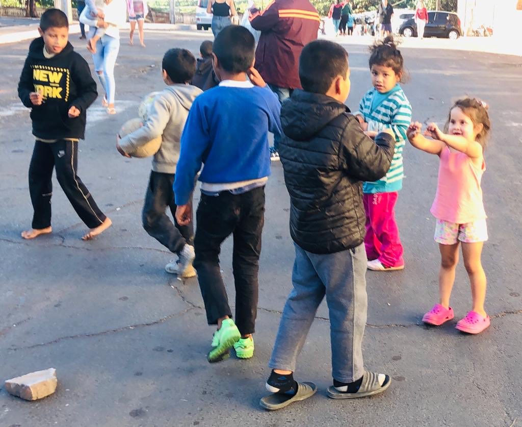 Integridaduc's tweet photo. 🧩 El Movimiento Integridad UC entregó este sábado 50 kits de alimentos y 500 prendas para niños, jóvenes y adultos, del Barrio Ricardo Brugada.
🇵🇾 ¡La Pandemia nos da más fuerza para continuar trabajando con mucha más dedicación!
☀️ #DonaTuCalor https://t.co/Am1T6Zoguz