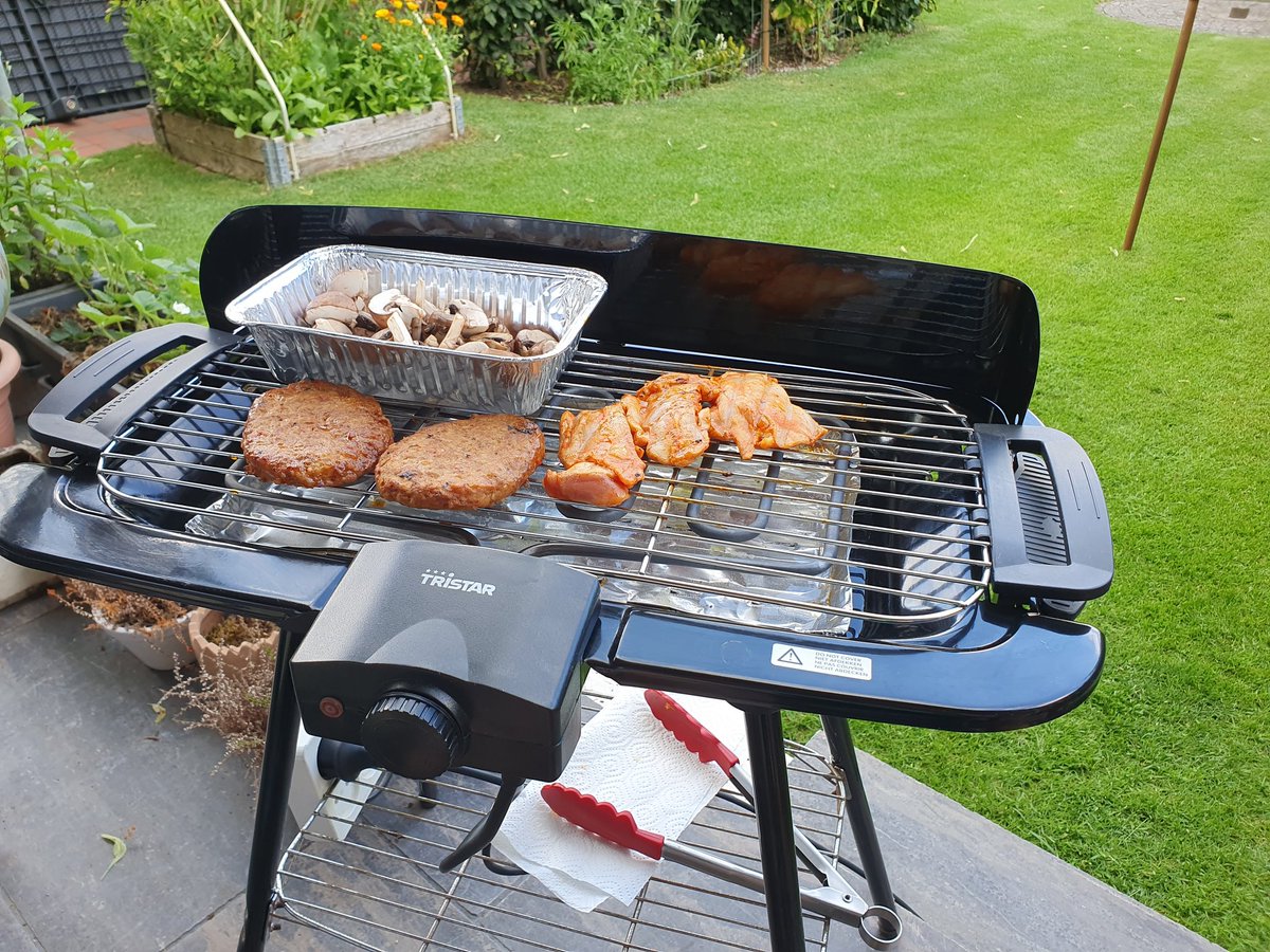JReintjens's tweet photo. Lekker aan de BBQ. #barbecue #BBQ #buiteneten #ineigentuin https://t.co/q6LNiwF5B5