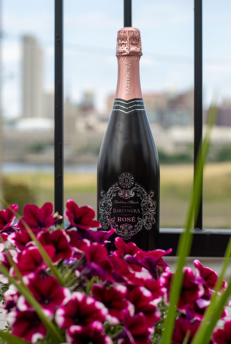 PWL12144's tweet photo. Bartenura Sparkling Moscato Rosé, a splendid and festive wine to complete any meal! The sweet palate of strawberries and melon make this a wonderful wine for desserts!
#simplewinechoices #wines #summerwines #drinks https://t.co/Z6ZxoxWPAK