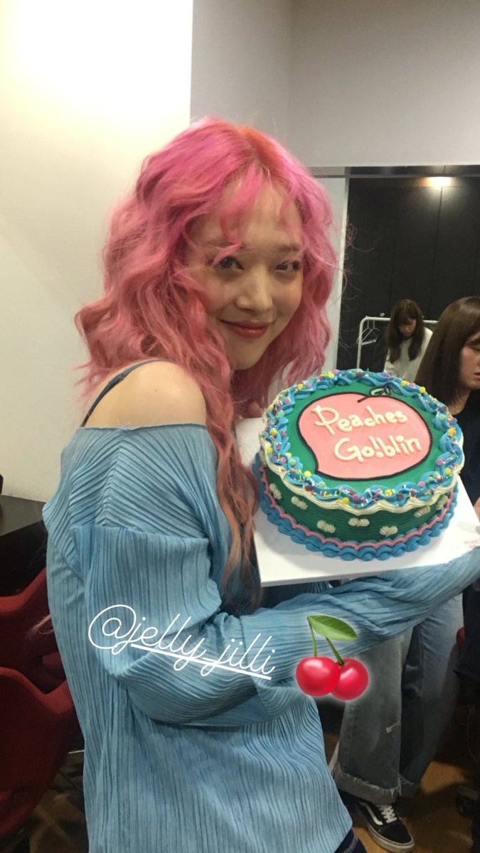 how can I thank you for all you did for us? we love you as Sulli and as Choi Jinri, thank you for everything 💜
#진리_목소리로_가득한_오늘
#설리_고블린_1주년_축하해
#SULLI_GoblinDay