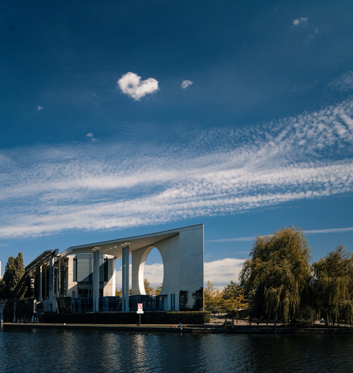 [Spree und Bundeskanzleramt]
.
.
.
.
.
#bundeskanzleramt #spree #park #bundestag  #berlinmitte #sommer 
#bluesky 
#ditisberlin #officialfanofberlin #exploreberlin #iloveberlin
#unlimitedberlin
#diestadtberlin #berlin #sonyalpha #sonya7iii #sonyalphasclub #nature #photography