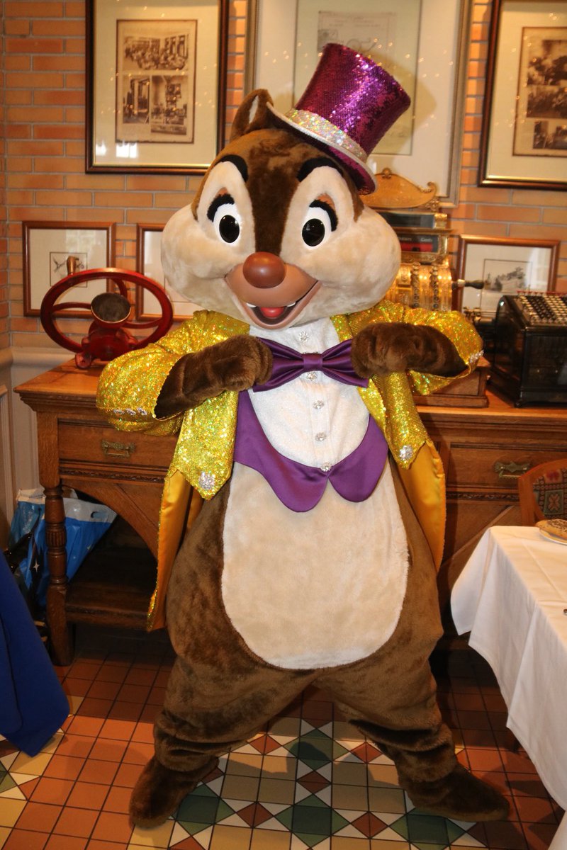 360DegreesofDis's tweet photo. #Chip and #Dale dressed to the nines! #ChipnDale #ChipandDale #StarsnCars #DLP #DisneylandParis #DisneyStudios #DisneyHollywood #InventionsBrunch #CharacterDining #DisneyNYE #DisneyNewYearsEve #チップ #デール #チップとデール https://t.co/2uLjksChAb