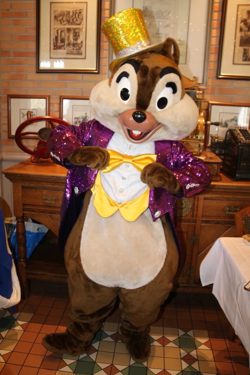 360DegreesofDis's tweet photo. #Chip and #Dale dressed to the nines! #ChipnDale #ChipandDale #StarsnCars #DLP #DisneylandParis #DisneyStudios #DisneyHollywood #InventionsBrunch #CharacterDining #DisneyNYE #DisneyNewYearsEve #チップ #デール #チップとデール https://t.co/2uLjksChAb