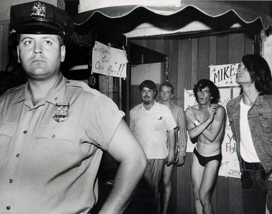 TextOral's tweet photo. El 28 de junio de 1969, en el bar conocido como Stonewall Inn en New York, se llevó a cabo una redada policial 👮que terminó en encarcelando a varios miembros de la comunidad LGTB 🏳️‍🌈. https://t.co/xsyI8t2s36