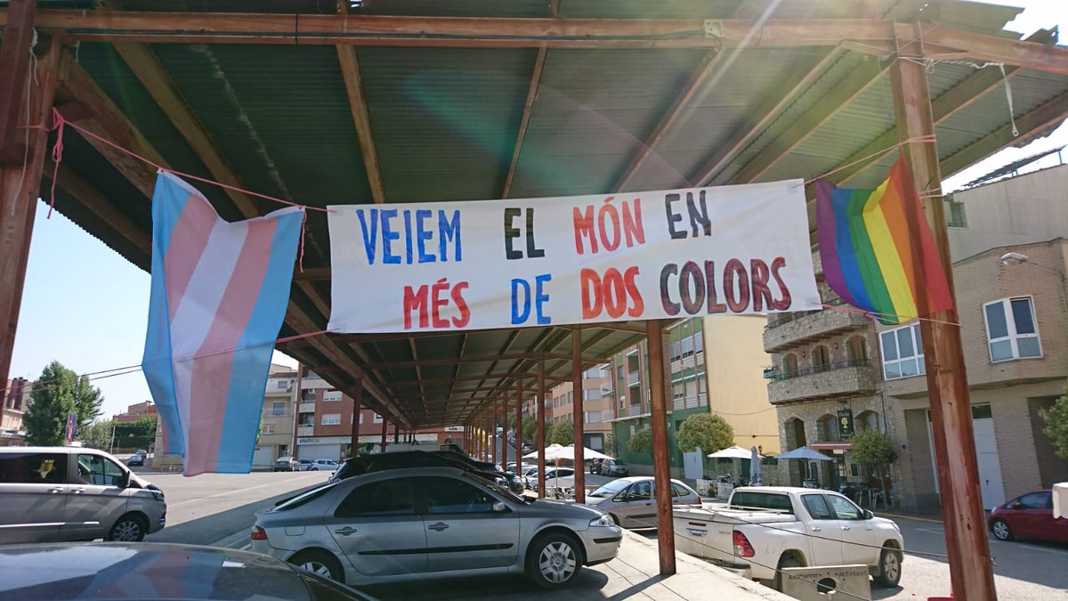 Avui, juntament amb l'Assemblea Feminista, hem realitzat un acte commemoratiu pel Dia Internacional de l'orgull LGTBIQA+
D'aquesta manera volem visibilitzar que el món s'ha de veure de molts colors i que tothom té dret a estimar a qui vulgui i com vulgui ❤️🧡💛💚💙💜