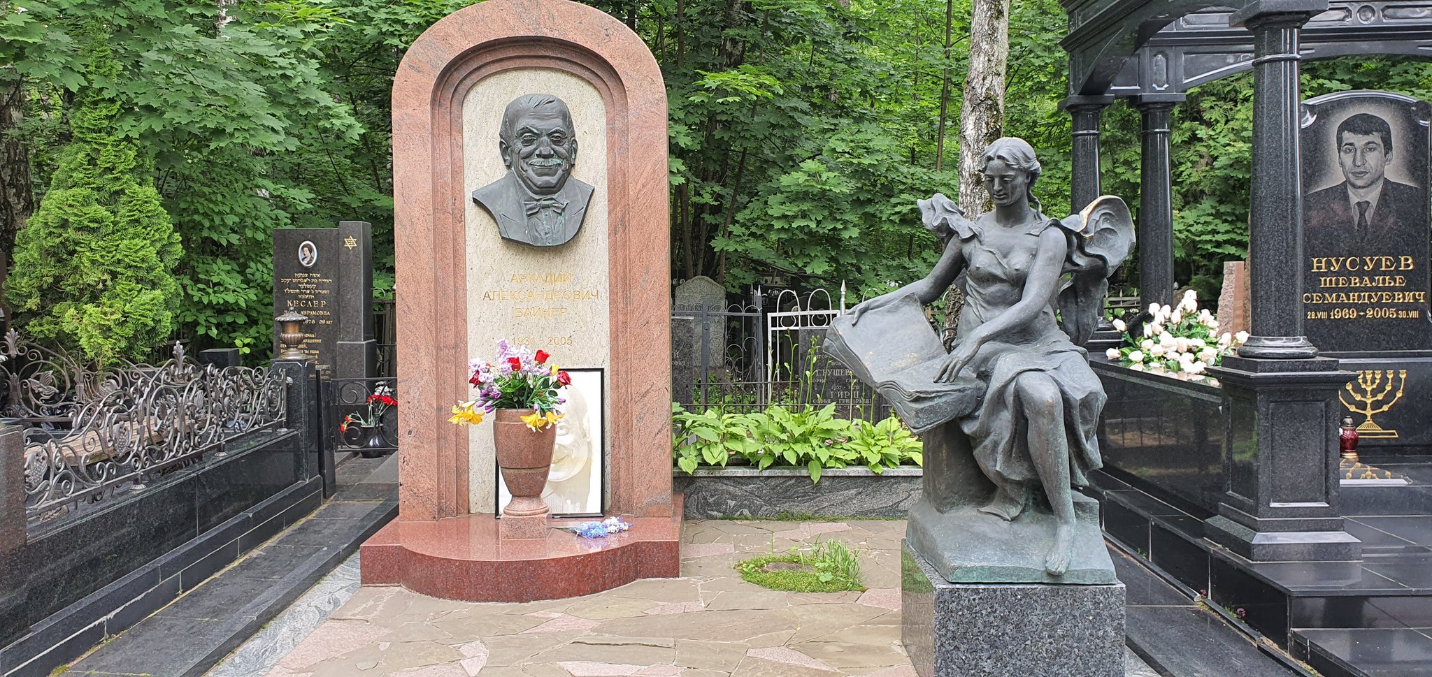 Памятник Кобзону на кладбище