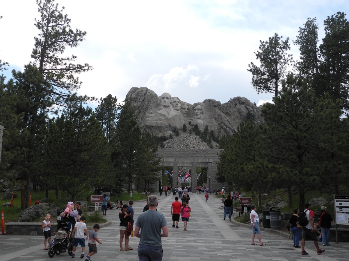 And then, in the late afternoon of 28th June 2017, we finally reached Mount Rushmore. And it's pretty impressive, as you might expect. By this point I'd travelled nearly 2,500 miles through 8 states. It was well worth it. And I've still got 5 more states and 1,500 miles to go.