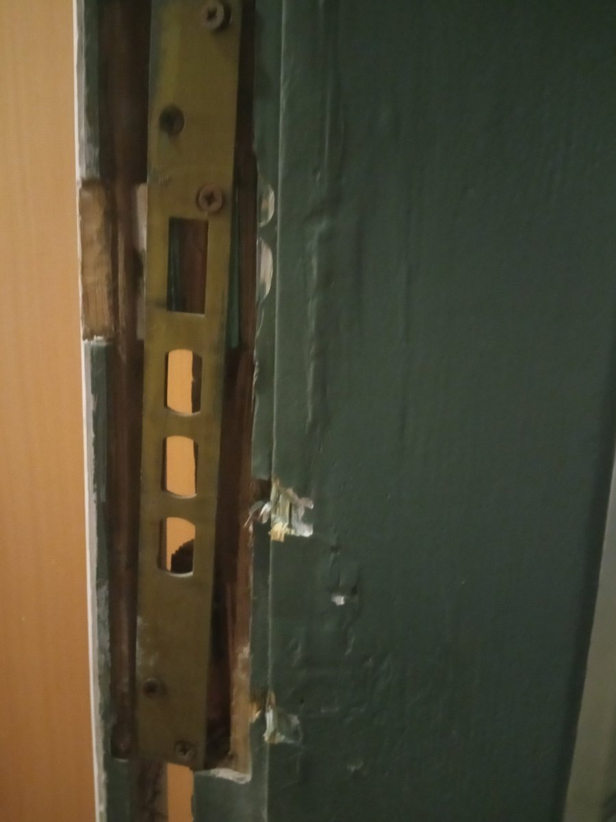 aperezcodorniu's tweet photo. Avui m'han intentat entrar a robar al pis situat a la #DretadelEixample mentre jo estava dins.
Porta i finestra forçada.
Sabia que era qüestió de temps.
Sorpresa que no hagi passat durant el confinament.
Els veïns ens preguntem qui serà el proper. No és el primer cas enguany. https://t.co/MGXsoIfWtX