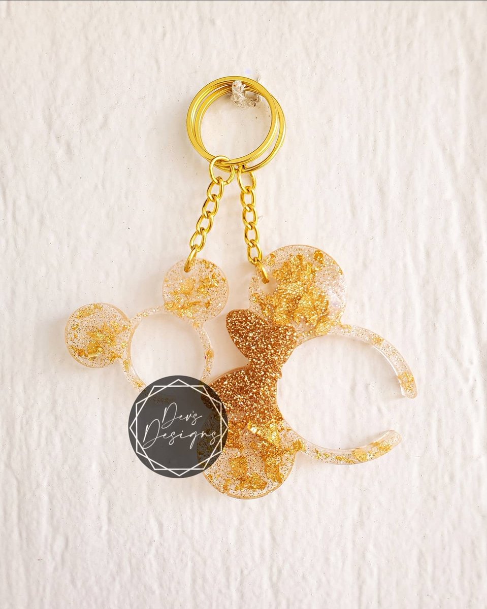 Look how cute these matching Ear keychains are. Gold flakes and gold glitter get me every time 😂💕

#keychain #instagram #follow #gold #supportsmallbusiness #shopsmall #facebook #BrightsAroundTheWorld  #arizona #SundayMorning #shop