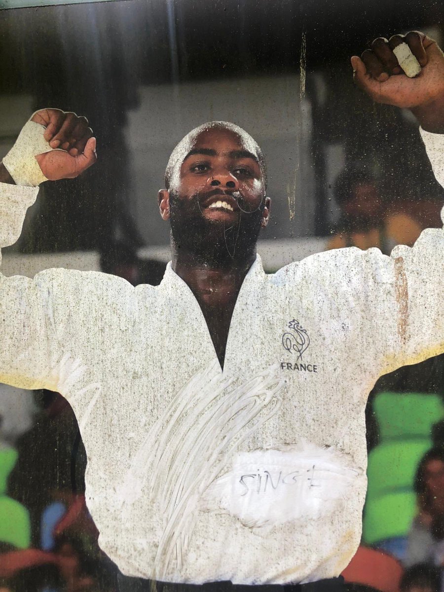 Gnougnou25's tweet image. Albert Einstein disait: « Deux choses sont infinies : l'Univers et la bêtise humaine...» Je suis choquée et triste de découvrir les horreurs inscrites sur les portraits aux abords de @INSEP_PARIS des champions qui ont portés haut et avec beaucoup de fierté les couleurs de la 🇫🇷