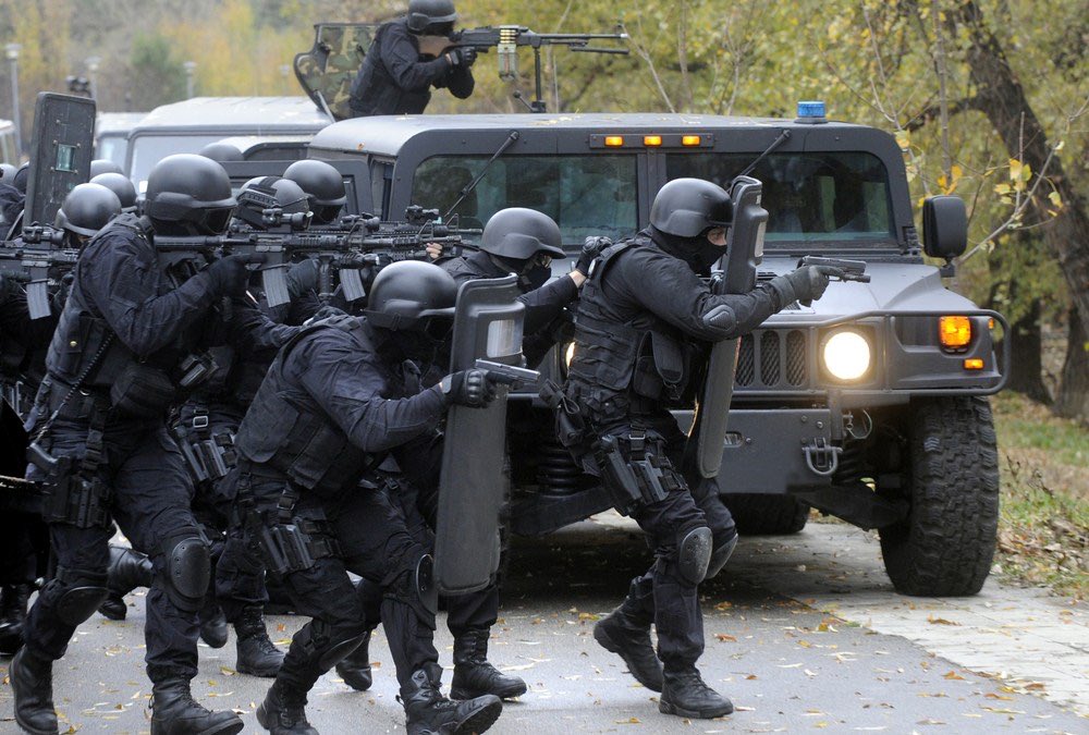 RationalDis's tweet image. Cop: *radio* sir... th-the-they, they have violins! over

Captain: My god.... *radio* GO! GO! GO!