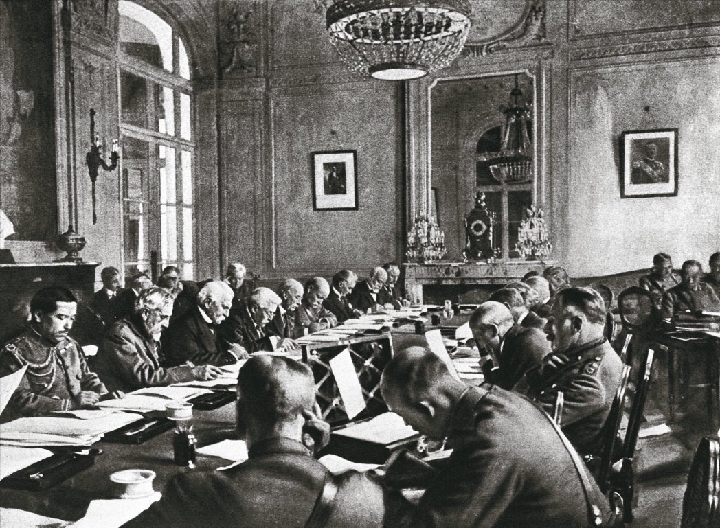 tarihiayna's tweet photo. #TarihteBugün
28 Haziran 1919
Versailles Sarayı’nda #Fransa’nın da içlerinde yer aldığı Müttefikler ile #Almanya arasında #Versay Anlaşması imzalandı.
#tarih #savaş https://t.co/mCSP5lHZMH