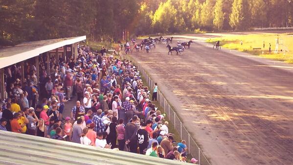 Mikä on suosikkiraviratasi maailmassa ja miksi? 

Miulla se on Lieksa. Siellä #ravit ovat koko kylän juhlapäivä, hevoset vilistävät aivan yleisön nenän edestä ja tunnelma on aina hieno. Jo lapsena käymäni Lieksan ravit jäivät ikuisesti mieleen. Raviurheilua aidoimmillaan.