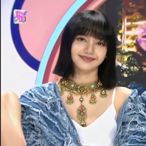 (blackpink) lisa wearing indian jewellers in their performance [ps. If you think it's an edit ITS NOT this is real]