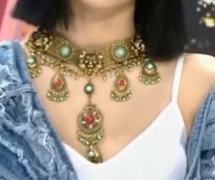 (blackpink) lisa wearing indian jewellers in their performance [ps. If you think it's an edit ITS NOT this is real]