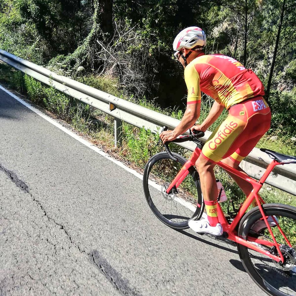 Cambiamos los colores del <a href="/TeamCOFIDIS/">Team Cofidis</a> , pero tan solo por unos días.
Ya que voy a estar concentrado con la <a href="/RFECiclismo/">Real Federación Española de Ciclismo</a> en Altea para entrenar y hacer piña con la selección Nacional 🇪🇦
Seguro que volvemos con un buen estado de forma y mucho mas morenos 🌞